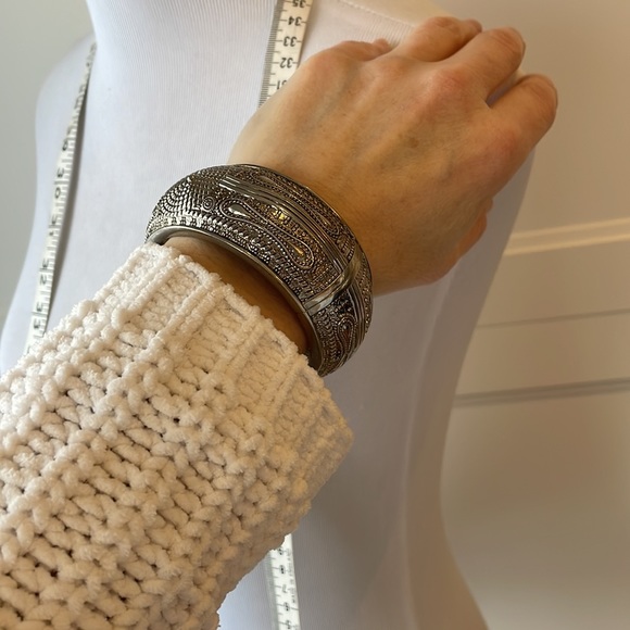 Silver tone bracelet, snap on bangle, hinged bracelet - Picture 6 of 8